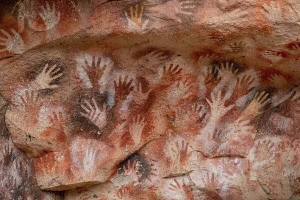prehistorické ruční malby v jeskyni rukou aka cueva de las manos v argentinské patagonii, jižní amerika - otisk ruky - stock snímky, obrázky a fotky
