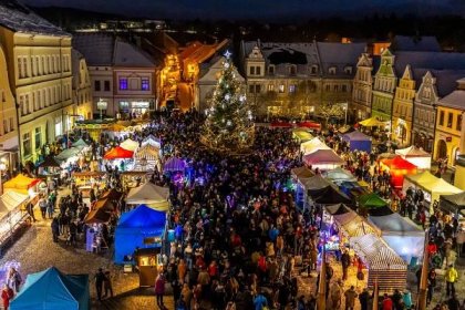 Vánoční strom Frýdlantu se v neděli rozsvítil za přihlížení stovek lidí | iLIBERECKO.cz - Zprávy z Libereckého kraje