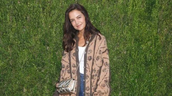 Jednoduchý podzimní outfit Katie Holmes: Široké džíny a bílé tričko stačí doladit trendy doplňky