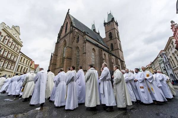 Relikvie Jana Pavla II. zamířily do hradecké katedrály svatého Ducha