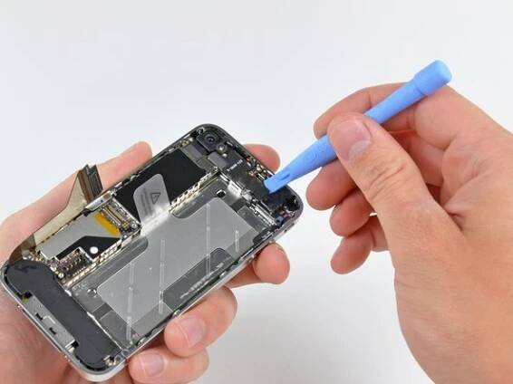iPhone 4 Teardown: step 10, image 1 of 1