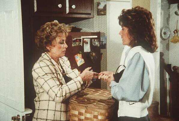 Beverly Garland, Kate Jackson - Scarecrow and Mrs. King - One Bear Dances, One Bear Doesn't - Z filmu