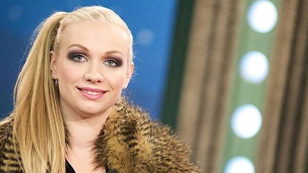 Blondýna Nicky Tučková zachraňovala expremiéra, teď hledá Miloše