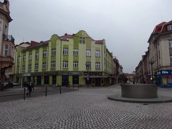 Soubor:Hradec Králové, Masarykovo náměstí, kašna.JPG