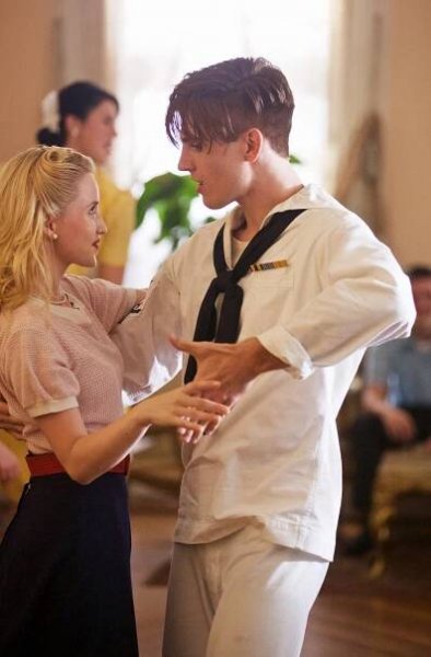 Emily Tennant, Adam Scott Miller - USS Indianapolis: Boj o přežití - Z filmu