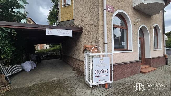 Pronájem vybaveného kadeřnického studia v centru Sokolova – 20 m² + sklad 6 m² | RK Sedláček