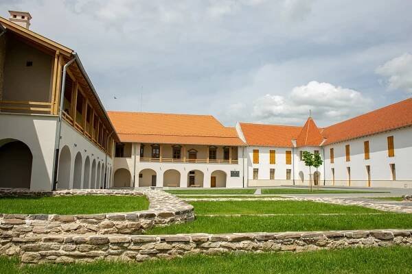 Nezapomenutelný pobyt v zámečku na úpatí Tokaje: polopenze, únikovka či VR dobrodružství i zážitkový park