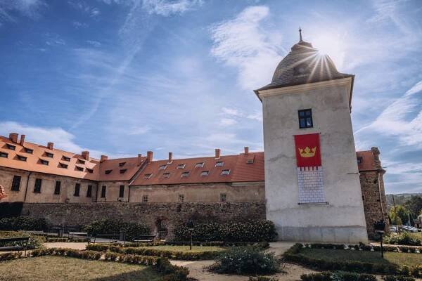 Nádvoří zámku Králův Dvůr