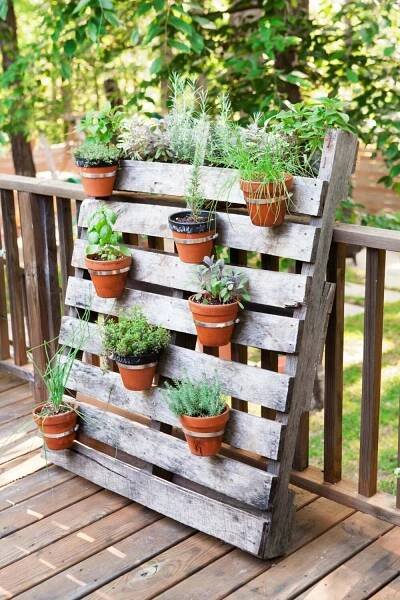 Get Creative With These Wallet-Friendly Outdoor Decor Ideas | Pallet garden, Small garden, Pallets garden