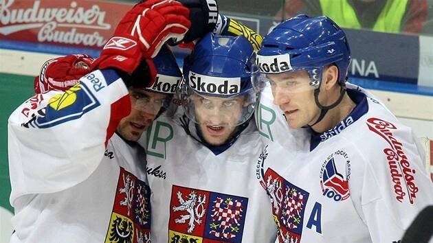 Hokejisté (zleva) Tomáš Rolínek, Jan Marek a Karel Rachůnek při utkání ČR -