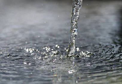 Paprsek vody stříkající — Stock obrázek