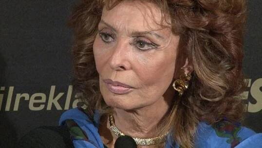 Stále okouzlující filmová prababička Sophia Loren se nám svěřila, co chce zažít v Praze - Super.cz