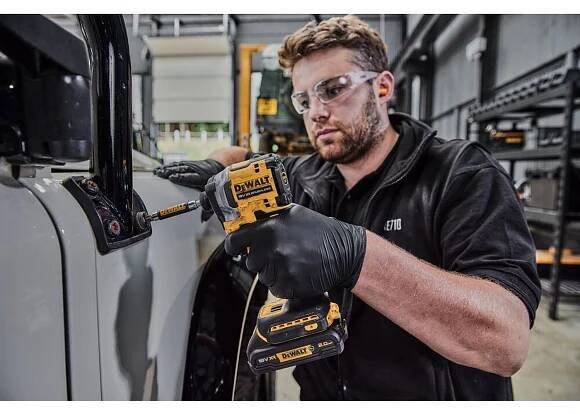 Aku rázový utahovák DeWALT DCF850NT, 18V, kufr