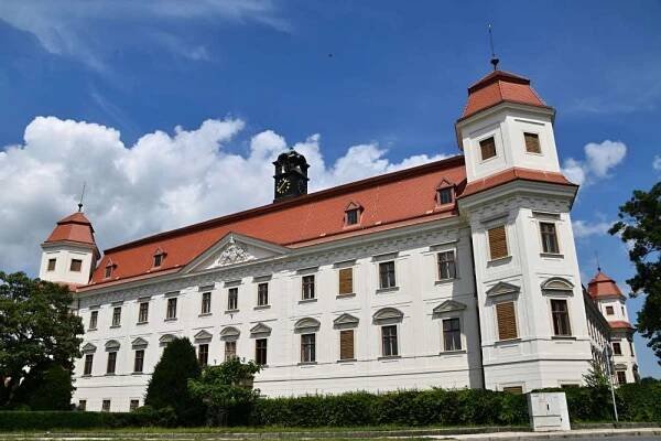 Zámek Holešov: Odhalte tajemné Versailles na Hané roku 1651!