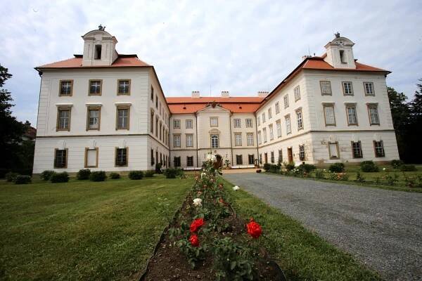 Původní vzhled dostala nová střecha vizovického zámku