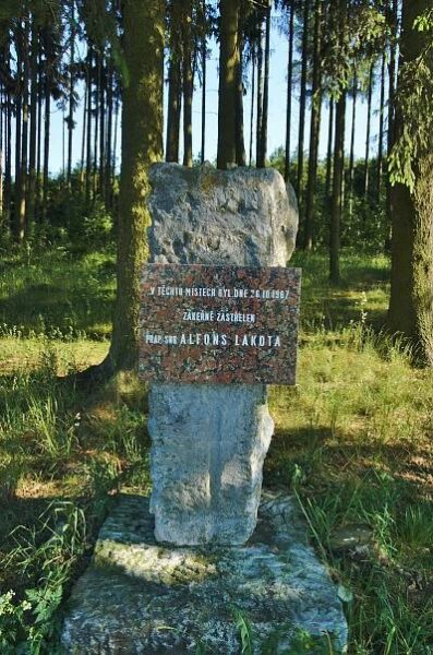 Soubor:Památník Alfonsi Lakotovi, Petrovice, okres Blansko.jpg