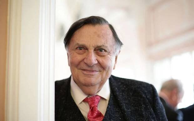 Australian entertainer Barry Humphries dies at the age of 89