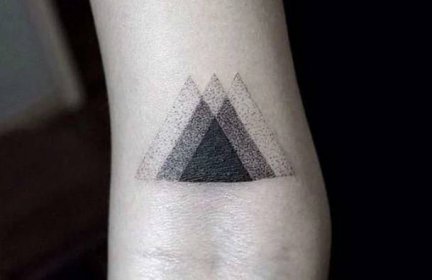 minimalistické-trojúhelníkové-tetování