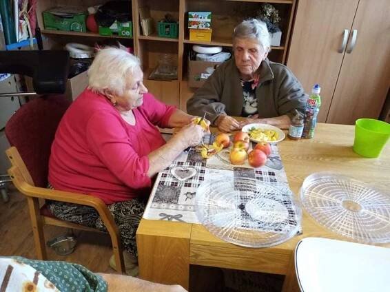 FOTO: Domovem pro seniory v Mimoni voněl štrůdl. Klienti si ho sami upekli