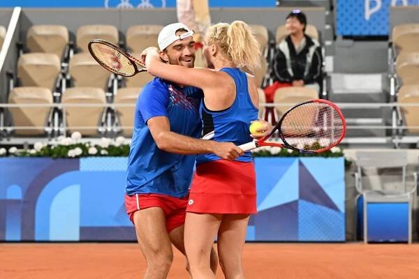 Tenisté Macháč a Siniaková jsou olympijskými šampiony ve smíšené čtyřhře.