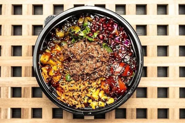 Poke bowl s trhaným hovězím