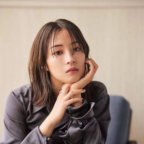 複雑な物語に挑む広瀬すずの矜持──映画『遠い山なみの光』