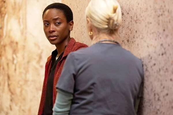 Tracy Ifeachor and Katherine LaNasa in The Pitt Season 1 - Episode 9