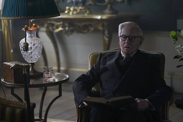 Koruna - Rozkolísaný člověk - Z filmu - Derek Jacobi