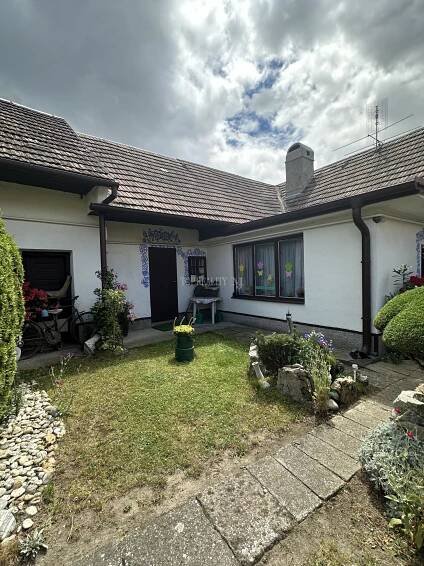 Vidiecky rodinný domček na veľkorysom pozemku 2438 m2 v obci Kuchyňa okr. Malacky