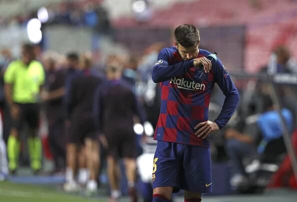 Gérard Piqué z Barcelony po drtivé porážce s Bayernem Mnichov ve čtvrtfinále...