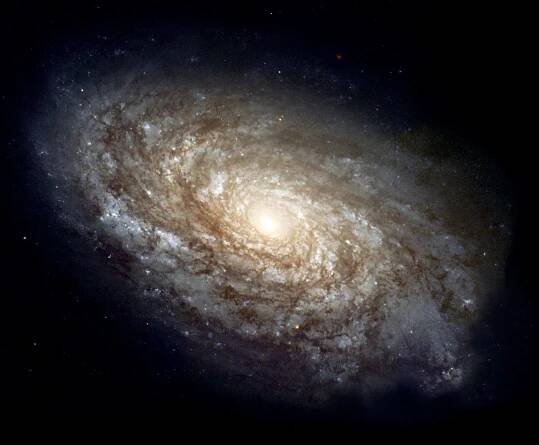 Může se hvězdokupa změnit v galaxii?