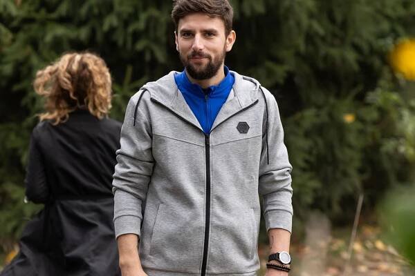 Operované koleno ho nezastavilo: Pohledný právník z O mě se neboj se vrací na obrazovky v seriálu Jedna rodina v roli sportovce