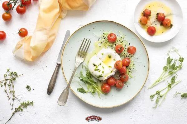 Burrata se salátem a rajčaty