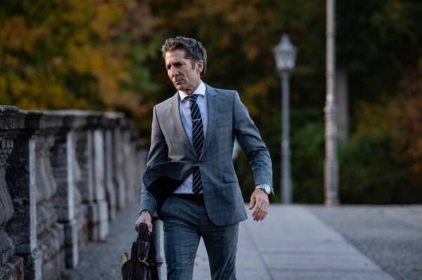 Robert Kirsch (Leland Orser)