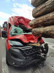 OBRAZEM: Dodávka najela na kamion se dřevem. Nehoda zablokovala dálnici D1