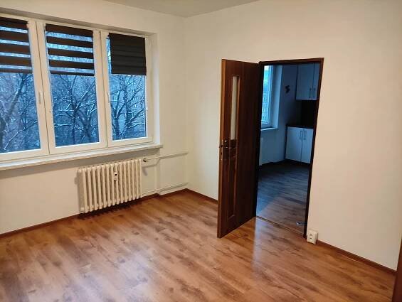 Nabízím pronájem bytu 2+1, 58 m2, 5. NP, 2 sklepní kóje, balkon na schodišti, v ul. Palackého, Třinec - Lyžbice. Nájem 9