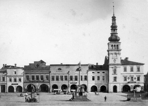 Masarykovo náměstí s lauby v závěru 19. století