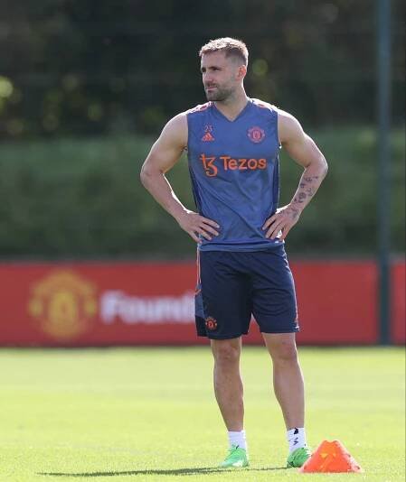 Luke Shaw Tangan Di Pinggang Wallpaper