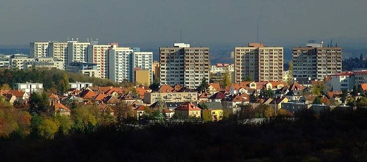Soubor:Praha, Vokovice, pohled na sídliště Červený vrch z Divoké Šárky.jpg – Wikipedie