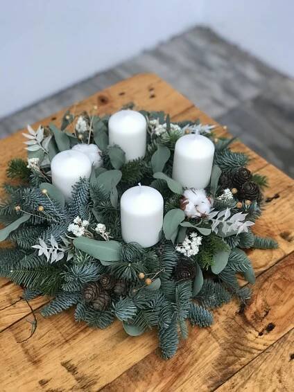 adventní věnec s lnem a širokými svíčkami