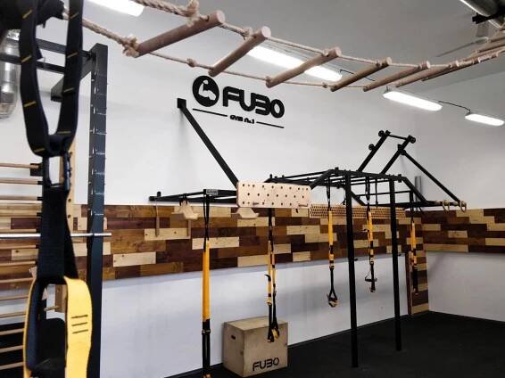 Kruhové tréninky FUBO Gym Hradec Králové - skupinové lekce, které tě budou bavit - Funkční kruháč - vhodné pro začínající sporťáky - Image 5