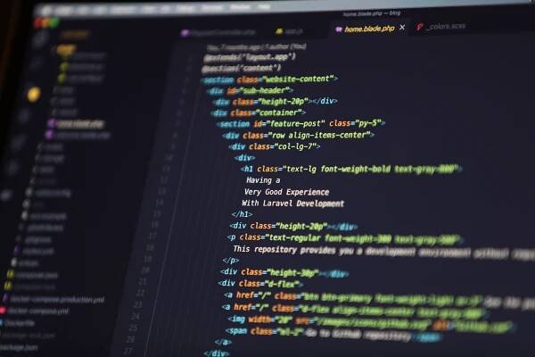 Eine HTML-Datei in einem HTML-Editor geöffnet um eine Website zu erstellen
