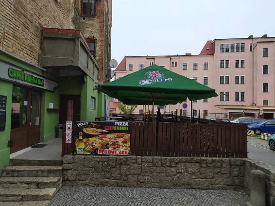 FOTO: Otevření zahrádek v Liberci překazilo restauracím špatné počasí
