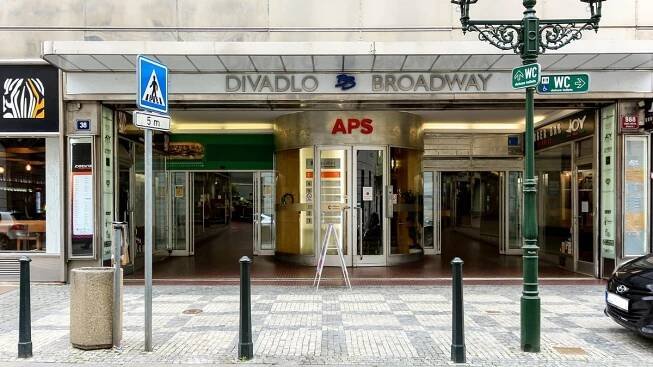 Palác Broadway v centru Prahy jde do aukce. Stát chce za něj více než miliardu korun - Novinky