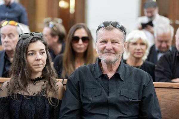 FOTO: Poslední rozloučení s Jiřím Krampolem. Dorazil i Karlos Vémola