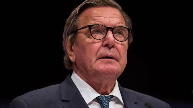 Gerhard Schröder travels to Moscow to meet Putin in Ukraine peace bid