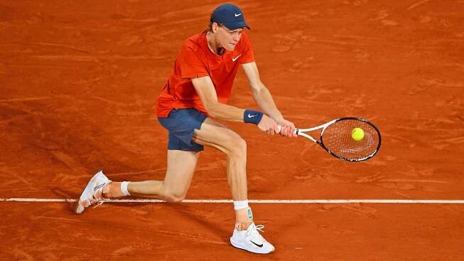 Jannik Sinner beats Corentin Moutet at Roland Garros
