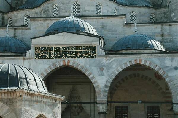 bezplatná Detailní záběr na složitou architekturu mešity sultána Ahmeda v Istanbulu, zdůrazňující osmanský design. Základová fotografie