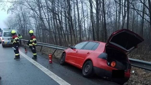 Nehoda u Rumburku. Odnesla to svodidla u silnice. Mohlo to ale dopadnout hůře