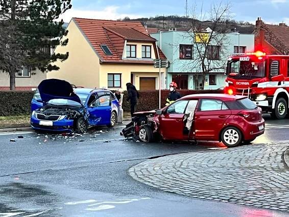 Čelní střet dvou aut v centru Hustopečí: jedna zraněná skončila v nemocnici